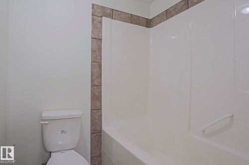 #131 11260 153 Av Nw, Edmonton, AB - Indoor Photo Showing Bathroom