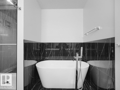1423 Osprey Crest Nw, Edmonton, AB - Indoor Photo Showing Bathroom