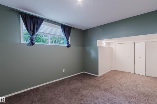 Room featuring dual-tone painted walls, plush carpeting, and two windows with white blinds - 1694 Tompkins Wynd Nw, Edmonton, AB - Indoor Photo Showing Other Room