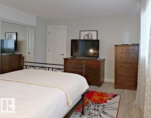 2725 104A Street Nw, Edmonton, AB - Indoor Photo Showing Bedroom