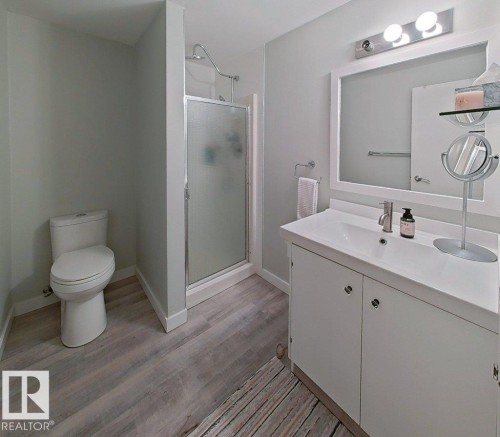 2725 104A Street Nw, Edmonton, AB - Indoor Photo Showing Bathroom