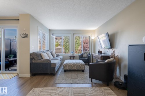 1747 Hammond Crescent Nw, Edmonton, AB - Indoor Photo Showing Living Room