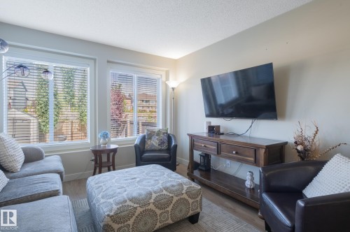 1747 Hammond Crescent Nw, Edmonton, AB - Indoor Photo Showing Living Room
