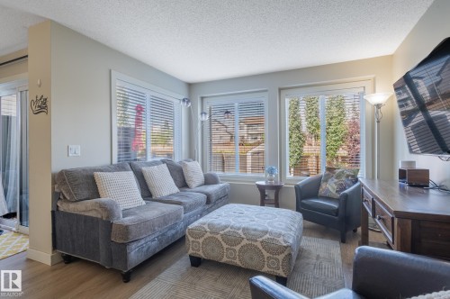 1747 Hammond Crescent Nw, Edmonton, AB - Indoor Photo Showing Living Room