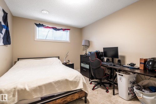 1747 Hammond Crescent Nw, Edmonton, AB - Indoor Photo Showing Bedroom