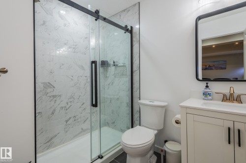 1747 Hammond Crescent Nw, Edmonton, AB - Indoor Photo Showing Bathroom