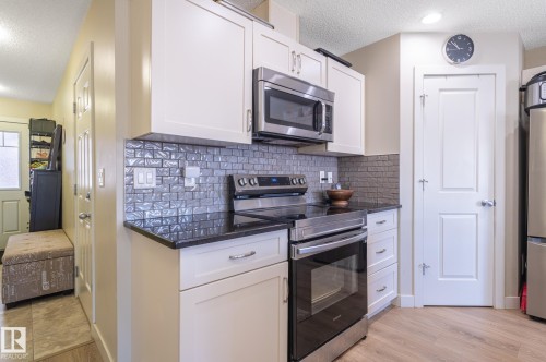 1747 Hammond Crescent Nw, Edmonton, AB - Indoor Photo Showing Kitchen