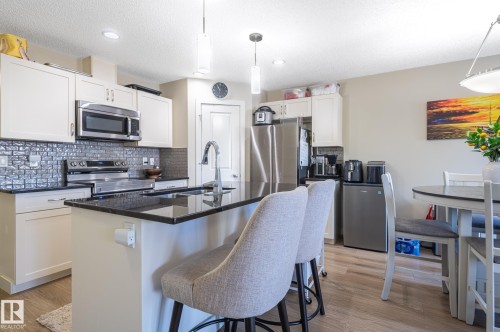 1747 Hammond Crescent Nw, Edmonton, AB - Indoor Photo Showing Kitchen With Upgraded Kitchen