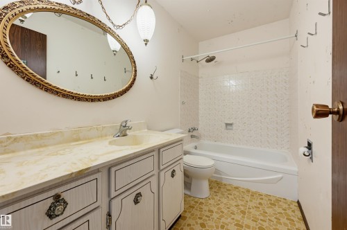10912 34A Avenue Nw, Edmonton, AB - Indoor Photo Showing Bathroom