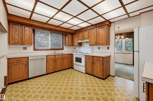 10912 34A Avenue Nw, Edmonton, AB - Indoor Photo Showing Kitchen