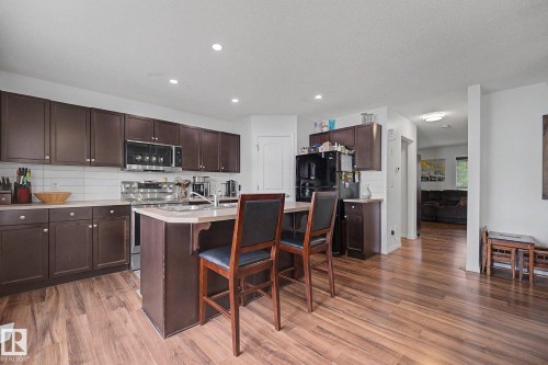 610 Mcdonough Link Link Nw, Edmonton, AB - Indoor Photo Showing Kitchen