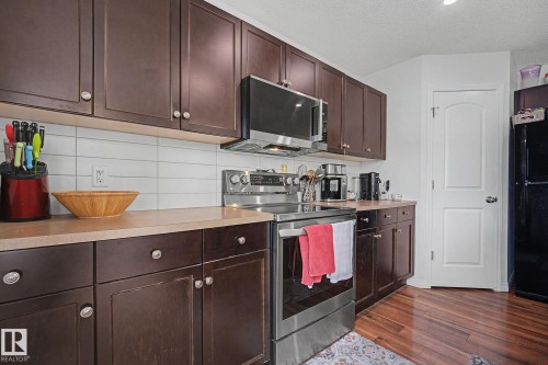 610 Mcdonough Link Link Nw, Edmonton, AB - Indoor Photo Showing Kitchen