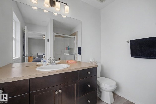 610 Mcdonough Link Link Nw, Edmonton, AB - Indoor Photo Showing Bathroom