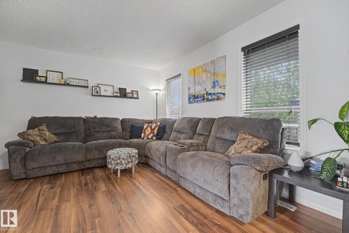 610 Mcdonough Link Link Nw, Edmonton, AB - Indoor Photo Showing Living Room