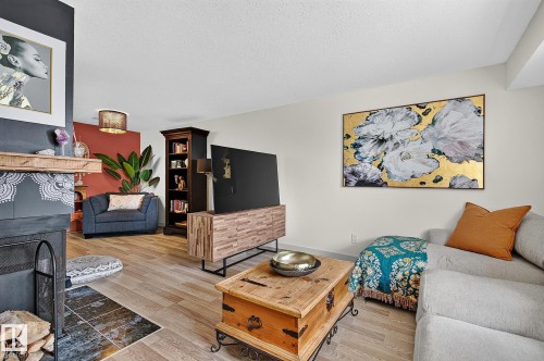 #29 2115 118 St Nw, Edmonton, AB - Indoor Photo Showing Living Room