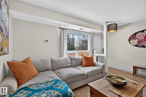 #29 2115 118 St Nw, Edmonton, AB - Indoor Photo Showing Living Room