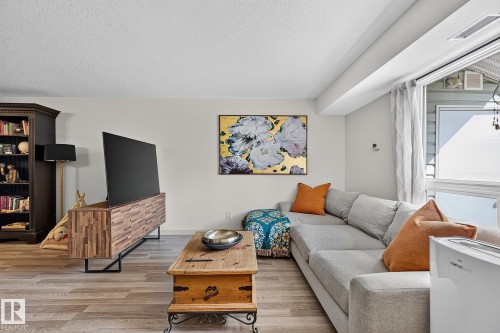 #29 2115 118 St Nw, Edmonton, AB - Indoor Photo Showing Living Room