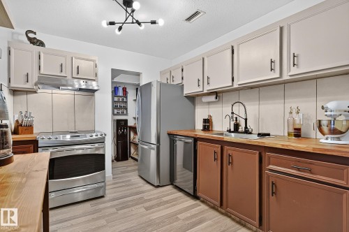 #29 2115 118 St Nw, Edmonton, AB - Indoor Photo Showing Kitchen