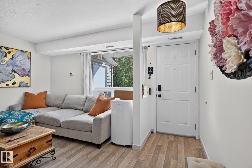 #29 2115 118 St Nw, Edmonton, AB - Indoor Photo Showing Living Room