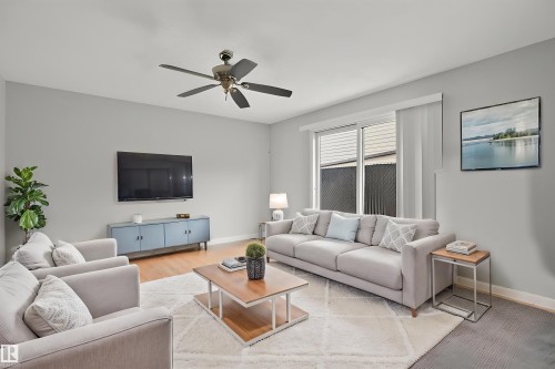 3205 104A Street Nw, Edmonton, AB - Indoor Photo Showing Living Room