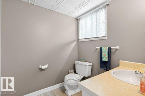 3205 104A Street Nw, Edmonton, AB - Indoor Photo Showing Bathroom