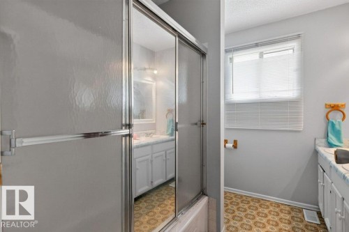 3205 104A Street Nw, Edmonton, AB - Indoor Photo Showing Bathroom