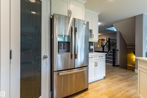 522 174A Street Sw, Edmonton, AB - Indoor Photo Showing Kitchen