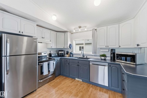 3402 Lakeview Point(E) Northwest, Edmonton, AB - Indoor Photo Showing Kitchen