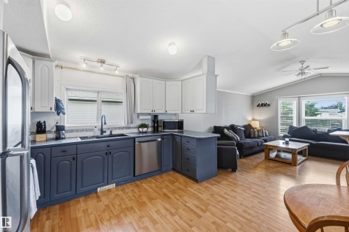 3402 Lakeview Point(E) Northwest, Edmonton, AB - Indoor Photo Showing Kitchen