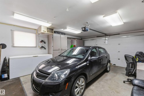 3402 Lakeview Point(E) Northwest, Edmonton, AB - Indoor Photo Showing Garage
