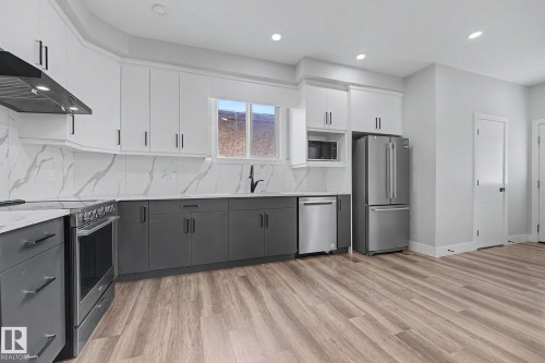 10333 157 Street Nw, Edmonton, AB - Indoor Photo Showing Kitchen