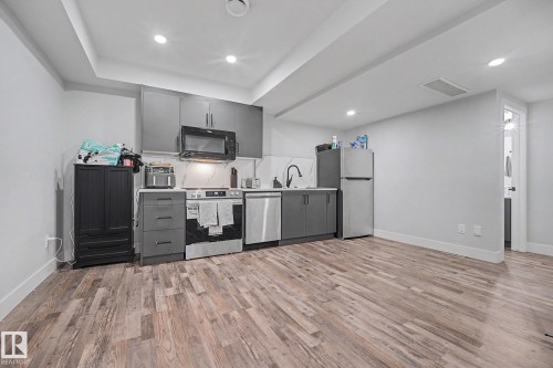 10333 157 Street Nw, Edmonton, AB - Indoor Photo Showing Kitchen