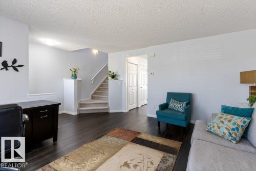 21247 91 Avenue Nw, Edmonton, AB - Indoor Photo Showing Living Room