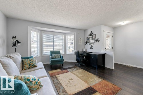 21247 91 Avenue Nw, Edmonton, AB - Indoor Photo Showing Living Room