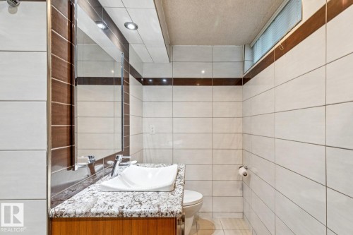 15304 Rio Terrace Drive Nw, Edmonton, AB - Indoor Photo Showing Bathroom