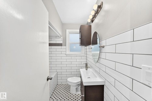 9240 85 Street Nw, Edmonton, AB - Indoor Photo Showing Bathroom