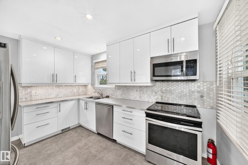9240 85 Street Nw, Edmonton, AB - Indoor Photo Showing Kitchen With Double Sink With Upgraded Kitchen