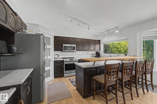 32 Fairway Drive, Spruce Grove, AB - Indoor Photo Showing Kitchen