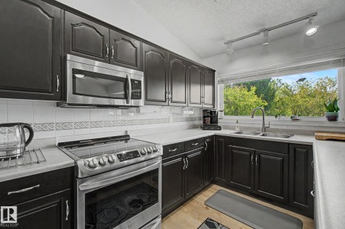 32 Fairway Drive, Spruce Grove, AB - Indoor Photo Showing Kitchen With Double Sink