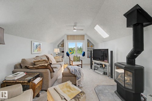 32 Fairway Drive, Spruce Grove, AB - Indoor Photo Showing Living Room