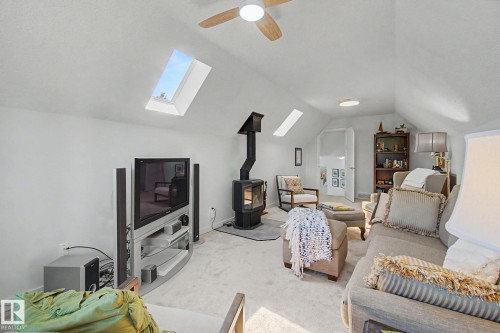 32 Fairway Drive, Spruce Grove, AB - Indoor Photo Showing Living Room
