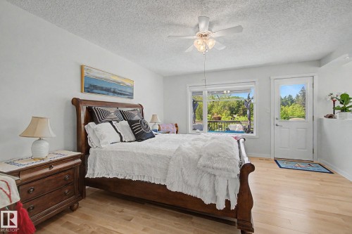 32 Fairway Drive, Spruce Grove, AB - Indoor Photo Showing Bedroom