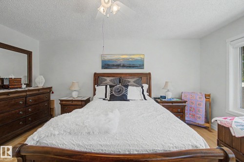 32 Fairway Drive, Spruce Grove, AB - Indoor Photo Showing Bedroom