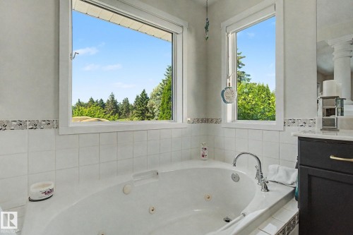 32 Fairway Drive, Spruce Grove, AB - Indoor Photo Showing Bathroom