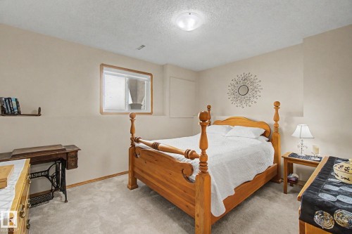 32 Fairway Drive, Spruce Grove, AB - Indoor Photo Showing Bedroom