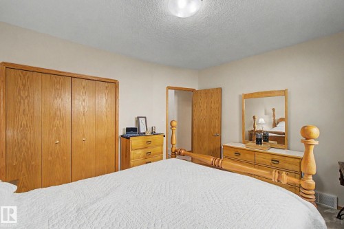 32 Fairway Drive, Spruce Grove, AB - Indoor Photo Showing Bedroom