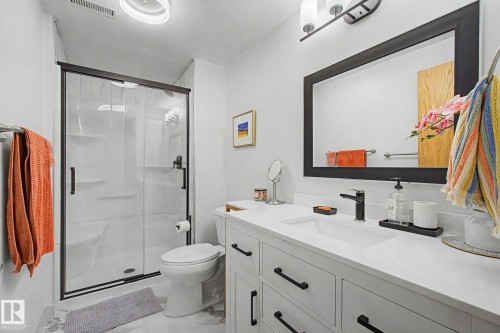 32 Fairway Drive, Spruce Grove, AB - Indoor Photo Showing Bathroom