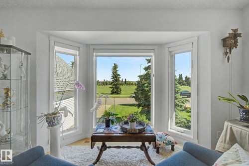 32 Fairway Drive, Spruce Grove, AB - Indoor Photo Showing Living Room