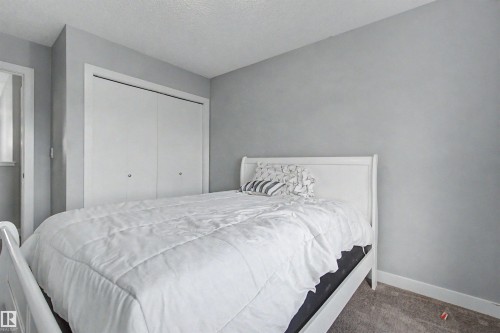 Neutral wall color with white trim and carpeting - 1602 Chapman Way Sw, Edmonton, AB - Indoor Photo Showing Bedroom