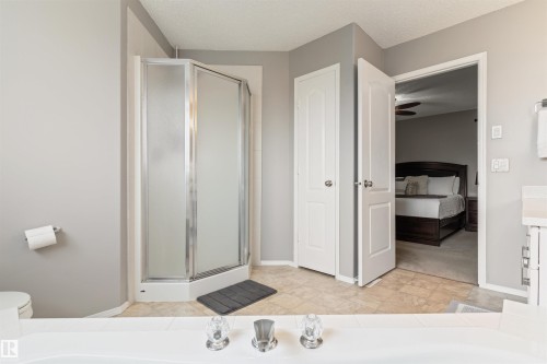 1235 Ormsby Lane Nw, Edmonton, AB - Indoor Photo Showing Bathroom
